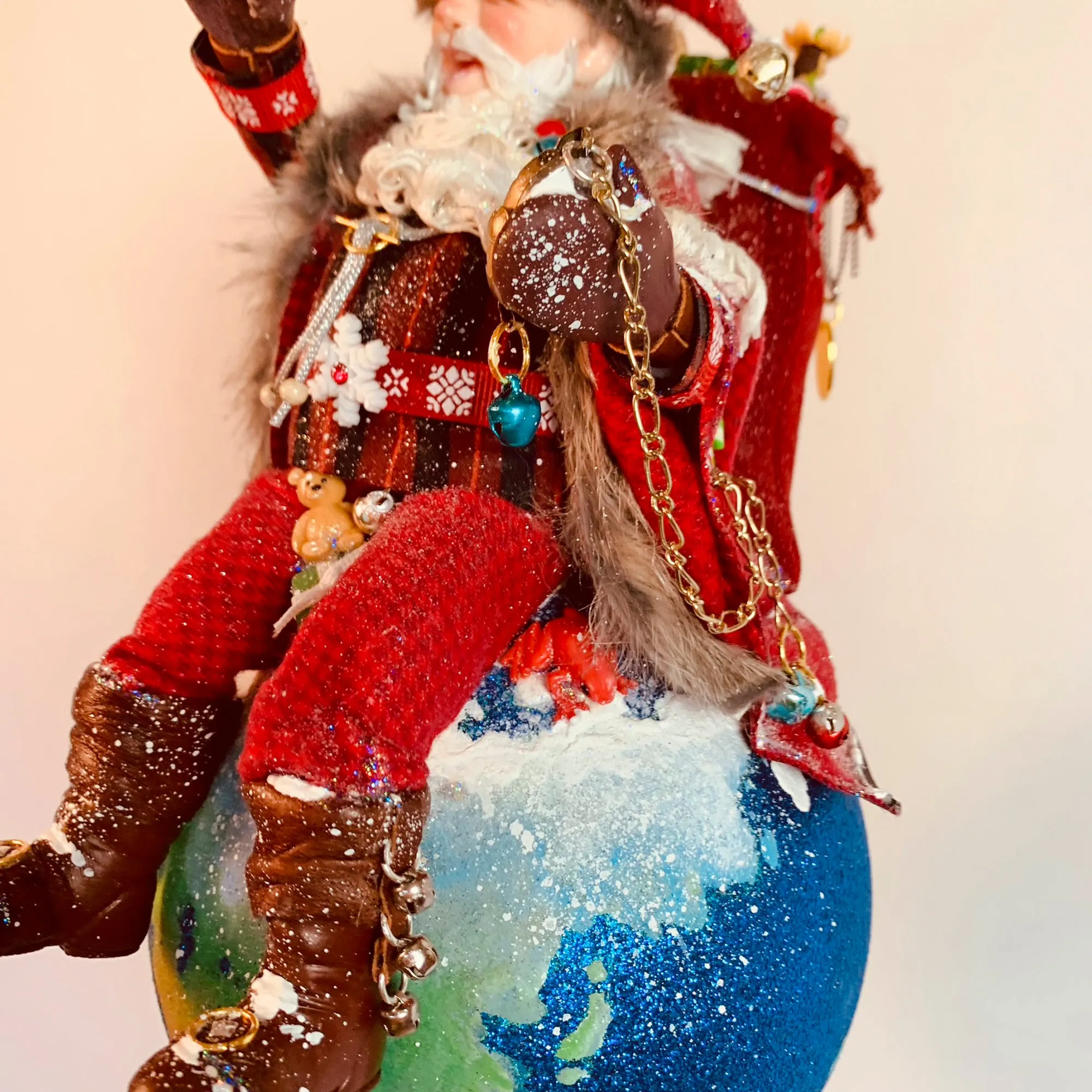 Santa on top of the world on Christmas Eve - Christmas Decoration - Looking through the spyglass - Collect Santa's by Kenfolks